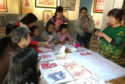 2015年亲子研学游，体验敦煌剪纸艺术的魅力